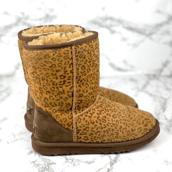 UGG Classic Short Animal Print - Picture 4 of 10